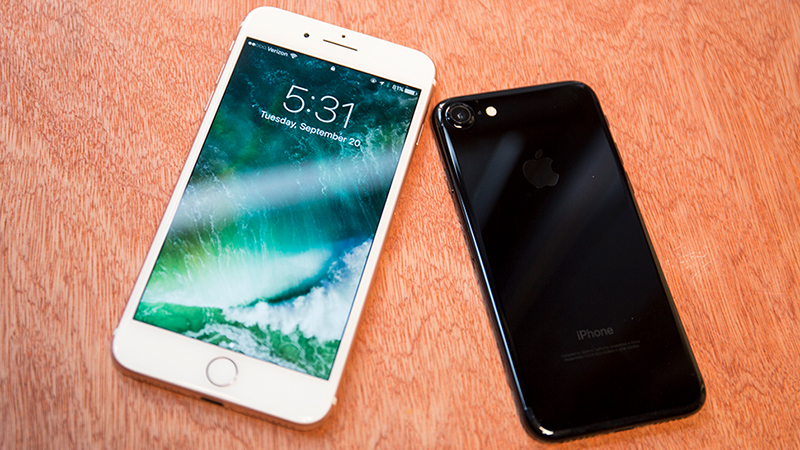 The iPhone 7, in the LCD camp. (Image: Alex Cranz/Gizmodo)